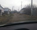 Заезд на улицу Розы Люксембург находится в плачевном состоянии, покрытия нет никакого, после каждой зимы ямы 20-30 см. Но самое замечательное, что об этой проблеме знают в администрации города и много раз обещали ее решить, особенно эти обещания увеличиваются перед очередными выборами. Но проблема до сих пор не решается