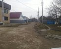 Заезд на улицу Розы Люксембург находится в плачевном состоянии, покрытия нет никакого, после каждой зимы ямы 20-30 см. Но самое замечательное, что об этой проблеме знают в администрации города и много раз обещали ее решить, особенно эти обещания увеличиваются перед очередными выборами. Но проблема до сих пор не решается