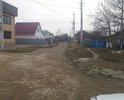 Заезд на улицу Розы Люксембург находится в плачевном состоянии, покрытия нет никакого, после каждой зимы ямы 20-30 см. Но самое замечательное, что об этой проблеме знают в администрации города и много раз обещали ее решить, особенно эти обещания увеличиваются перед очередными выборами. Но проблема до сих пор не решается