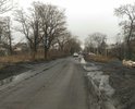 http://www.go61.ru/news/1431876 
После "водных вопросов" в Новошахтинске, начались "дорожные"

В редакцию нашего сайта обратилась жительница Новошахтинска, которая обеспокоена огромной ямой прямо посреди проезжей части в центре города.

«По пути следования автобуса №7 между Ульянцева и Фрунзе на дороге огромная яма, на всю ширину дороги, залитая водой. Когда нибудь автобус перевернется или оторвет себе колеса. Кто отвечает за дорогу в городе?», - так описала проблему новошахтинка.

Мы решили разобраться с этим «дорожным вопросом» и позвонили в Отдел транспорта и связи по городу Новошахтинску.

«Изначально там проводился ямочный ремонт, но в последний момент, когда надо было укладывать асфальт прорвало водопровод выше по улице и вся вода хлынула прям на этот участок дороги. Через некоторое время водоканал произвёл ремонт этой трубы, но вода на ремонтируемом участке дороги не высохла. Также повлияли и погодные условия. Мы регулярно засыпаем эту яму щебнем, во избежания аварий, но пока вода не высохнет заасфальтировать мы не сможем», - прокомментировал эту ситуацию заместитель начальника по благоустройству города.

Однако, по прогнозам синоптиков, сухая погода в Новошахтинск придёт не скоро, а люди со страхом будут проезжать этот участок дороги.

Новость на городском сайте была размещена 07.11.2017г. Ситуация не изменилась.