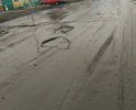 На улице расположены: детский сад, школа, больница. Из-за состояния дорожного полотна водители больше сконцентрированы на объезде препятствий.