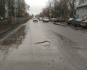 На улице расположены: детский сад, школа, больница. Из-за состояния дорожного полотна водители больше сконцентрированы на объезде препятствий.
