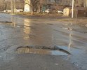 Огромные ямы, в том году постелили новый асфальт. Нет ливневки!!!