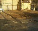 Огромные ямы, в том году постелили новый асфальт. Нет ливневки!!!
