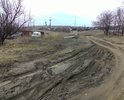 Эта дорога находится за домом Рихарда Зорге 53 и Репина 3. Если зимой и летом по ней можно ходить, то весной и осенью, в период дождей она очень грязная. Кроме этого, на участках этой дороги многие люди ставят машины, но из-за грязи им приходится ставить машины в других местах (весной и осенью - грязь, летом - очень сухая трава - она может загореться).