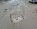 Посреди проезжей части ямы