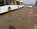 Прямо в месте отстоя пассажирских автобусов, на середине дороги, напротив дома 16 по ул.Новосибирская многочисленные ямы