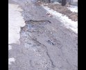 Эта улица в следующем году превратится в овраг. Надо заметить, что в 80-е годы здесь был хороший асфальт.