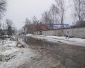 Дорожное покрытие отсутствует. Несколько метров уложенного асфальта со стороны ул. Солнцевской регулярно затоплены, т.к. дорожные работы были произведены с нарушением соответствующих норм и стандартов, открытые люки, огромные ямы и лужи, которые невозможно ни обойти, ни объехать. И это при том, что вокруг достаточно много жилых домов, и дорога ведет к двум школам (лицей 28 и гимназия 34).