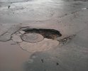 Огромная яма на перекрёстке по середине дороги!!!