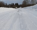 Дорога грунтовая, в теплое время года по ней невозможно ездить - пыль столбом. А зимой дорога покрыта коркой льда, имеется серьезная колея - машины улетают в сугробы. При этом дорога характеризуется крутыми поворотами, встречных машин не видно. Власти не ведут работу по устранению скользкости.