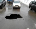 Провал в асфальте образовался на проезжей части на пересечении улиц Алтайской и Петропавловской в понедельник. Предположительно, в данном месте произошел порыв на водопроводе