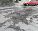 При крутом спуске с горы машина черпает по асфальту мордой! При этом, каждое межсезонье на этом участке всегда мокрое покрытие ( либо подземные воды, либо трубы)