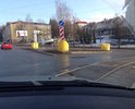 К сожалению нет возможности приложить видео дороги всей улицы. Улица из 4-хполосной првратилась в 2-хполосную..местами. Призодится где-то выезжать на встречную полосу, чтобы объехать ямы.