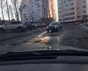 С декабря стоят местами огородительные элементы, но работы не ведутся ни в какую погоду. Хотя бы проверили бы ямы, засыпали временно чем-то и где надо установили огорождения, а пока мы меряем ямы днищем своих машин