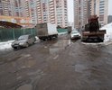 Улица Чистяковой (часть внутри мкр. Новая Трехгорка, г. Одинцово, Московская область) по проекту является придомовым проездом. Пользоваться дорогой невозможно, так как она разбита тяжелой техникой, перевозящей строительные материалы (песок и др.) для строительства выезда на Северный объезд Одинцово. Дорогу восстанавливать никто не хочет, она ничейная. От местных и областных чиновников одни отписки и обещания. Причем разбита дорога у жилых домов, и это создает существенные проблемы жителям этих домов, вызывает поломки автомобилей, и прочими способами нарушает их права. Требуется полноценное капитальное строительство нормальной дороги с соблюдением технологии и нормативов.
