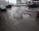 Улица Чистяковой (часть внутри мкр. Новая Трехгорка, г. Одинцово, Московская область) по проекту является придомовым проездом. Пользоваться дорогой невозможно, так как она разбита тяжелой техникой, перевозящей строительные материалы (песок и др.) для строительства выезда на Северный объезд Одинцово. Дорогу восстанавливать никто не хочет, она ничейная. От местных и областных чиновников одни отписки и обещания. Причем разбита дорога у жилых домов, и это создает существенные проблемы жителям этих домов, вызывает поломки автомобилей, и прочими способами нарушает их права. Требуется полноценное капитальное строительство нормальной дороги с соблюдением технологии и нормативов.