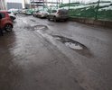 Улица Чистяковой (часть внутри мкр. Новая Трехгорка, г. Одинцово, Московская область) по проекту является придомовым проездом. Пользоваться дорогой невозможно, так как она разбита тяжелой техникой, перевозящей строительные материалы (песок и др.) для строительства выезда на Северный объезд Одинцово. Дорогу восстанавливать никто не хочет, она ничейная. От местных и областных чиновников одни отписки и обещания. Причем разбита дорога у жилых домов, и это создает существенные проблемы жителям этих домов, вызывает поломки автомобилей, и прочими способами нарушает их права. Требуется полноценное капитальное строительство нормальной дороги с соблюдением технологии и нормативов.