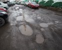 Улица Чистяковой (часть внутри мкр. Новая Трехгорка, г. Одинцово, Московская область) по проекту является придомовым проездом. Пользоваться дорогой невозможно, так как она разбита тяжелой техникой, перевозящей строительные материалы (песок и др.) для строительства выезда на Северный объезд Одинцово. Дорогу восстанавливать никто не хочет, она ничейная. От местных и областных чиновников одни отписки и обещания. Причем разбита дорога у жилых домов, и это создает существенные проблемы жителям этих домов, вызывает поломки автомобилей, и прочими способами нарушает их права. Требуется полноценное капитальное строительство нормальной дороги с соблюдением технологии и нормативов.
