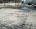 На участке ул. Кирова постоянно течет вода (водосток, либо канализация), размывая обочины и дорогу, на дороге постоянно не высыхающие лужи; выбоины, ямы глубиной 10-15 сантиметров, на некоторых участках - отсутствие бордюров, провалы люков