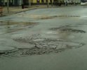 Ямы, асфальт проваливается, огромные лужи.