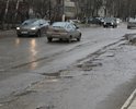 Указанная улица является центральной микрорайона Канищево, качество дорожного полотная местами не соответствует нормам, имеются выбоины, трещины, колеи.