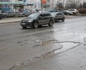 Указанная улица является центральной микрорайона Канищево, качество дорожного полотная местами не соответствует нормам, имеются выбоины, трещины, колеи.
