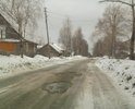 Одна из центральных улиц города.
Асфальт на этой городской "магистрали" крайний раз был уложен ещё во-времена СССР. С тех-пор значимых ремонтов дорожного полотна не проводилось.
По адресу "улица Солнечная" располагается средняя школа. Каково малышам после занятий идти домой лавируя между "суровыми реалиями Российского бытия 21 века"?