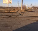 При повороте с Арнестовского круга на бульвар мира невозможно сразу повернуть на правую полосу, нужно совершать маневр через левую полосу, что уже нарушает правила ПДД (из-за состояния покрытия)