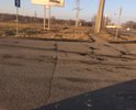При повороте с Арнестовского круга на бульвар мира невозможно сразу повернуть на правую полосу, нужно совершать маневр через левую полосу, что уже нарушает правила ПДД (из-за состояния покрытия)