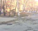 Въезд во двор б.мира 40 - после токо, как перекопали дорогу, прошло уже более полугода, просто ямы присыпали землей и всё.
Так же яма на яме...