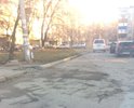 Въезд во двор б.мира 40 - после токо, как перекопали дорогу, прошло уже более полугода, просто ямы присыпали землей и всё.
Так же яма на яме...