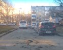 Въезд во двор б.мира 40 - после токо, как перекопали дорогу, прошло уже более полугода, просто ямы присыпали землей и всё.
Так же яма на яме...