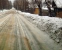 Асфальт на этой центральнй улице Октябрьского района крайний раз был уложен во времена СССР. С тех пор дорожное покрытие не обновлялось. Не проводились даже т.н. "ямочные" ремонты.
Иногда колдобины засыпают строительным мусором...
По улице проходит автобусный маршрут.