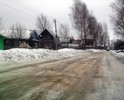 Асфальт на этой центральнй улице Октябрьского района крайний раз был уложен во времена СССР. С тех пор дорожное покрытие не обновлялось. Не проводились даже т.н. "ямочные" ремонты.
Иногда колдобины засыпают строительным мусором...
По улице проходит автобусный маршрут.
