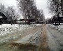 Асфальт на этой центральнй улице Октябрьского района крайний раз был уложен во времена СССР. С тех пор дорожное покрытие не обновлялось. Не проводились даже т.н. "ямочные" ремонты.
Иногда колдобины засыпают строительным мусором...
По улице проходит автобусный маршрут.