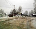 "Кочки", представляющие из себя остатки асфальта уложенного ещё при М.С.Горбачеве, зимой и весной обрастают слоями льда! Городская улица начинает напоминать поверхность Луны... И это на крутом опасном повороте!
По данной улице проходит один из маршрутов городского транспорта.
Тротуаров нет в принципе.