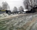 "Кочки", представляющие из себя остатки асфальта уложенного ещё при М.С.Горбачеве, зимой и весной обрастают слоями льда! Городская улица начинает напоминать поверхность Луны... И это на крутом опасном повороте!
По данной улице проходит один из маршрутов городского транспорта.
Тротуаров нет в принципе.
