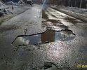 Глубина ямы более 10 см, проезд крайне не удобен.