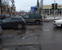 Дорога разбита, в том числе пешеходный переход. На дороге постоянно лужи.