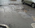 Дорога разбита, в том числе пешеходный переход. На дороге постоянно лужи.