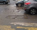 Дорога разбита, в том числе пешеходный переход. На дороге постоянно лужи.