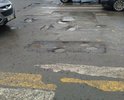 Дорога разбита, в том числе пешеходный переход. На дороге постоянно лужи.