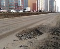 Постеленный совсем недавно, в декабре 2016, асфальт на новом Проспекте Плевицкой уже оголился, образовав воронки с щебнем в 15см глубиной.