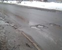 Ямы, трещины и выбоины по всей протяженности улицы. Снег и грязь, традиционно для администрации Фурсова, толком не убирается.