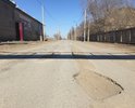 глубокая яма. приблизительно диаметром около 1 м на 1,5 м.