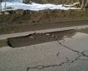 Несколько дней назад отфрезеровали выбоины. Асфальт в этих местах начинает разрушаться и дальше.