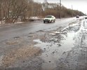 Транспортная улица - ни одного живого тротуара и обочины... Машины заезжают на встречку чтоб объехать ямы по несколько сантиметров...