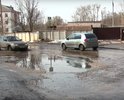 Ямы напротив МВД... Это просто ужас... Машины чинятся здесь каждый день не по одной штуке в день...