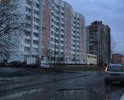 Дорога находится в жутком состоянии. Объехать препятствия невозможно, ввиду их размеров. Регулярно на улице стоят сломанные машины. Автомобилисты вынуждены менять колеса. Несколько раз за прошлую неделю машины застревали так, что увозили их эвакуаторы. В ямах постоянно стоит вода. Улица плохо освещена, ночью ям не видно.